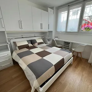 The Small White House In Milán